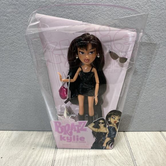 2023 NEW SEALED KYLIE JENNER BRATZ DAY FASHION DOLL WITH ACCESSORIES - Picture 1 of 6